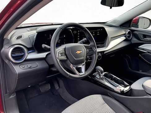 Used 2024 Chevrolet Trax LT w/ Sunroof Package image 16