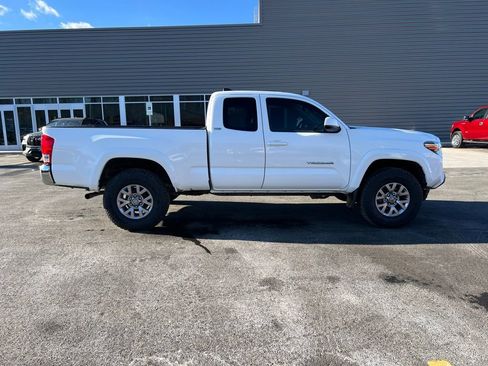 Used 2016 Toyota Tacoma SR5 image 9