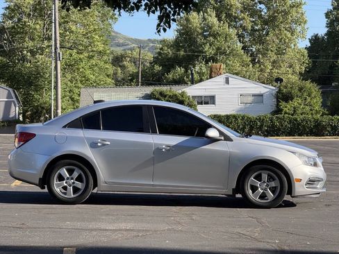 Used 2016 Chevrolet Cruze LT w/ Technology Package FWD image 4