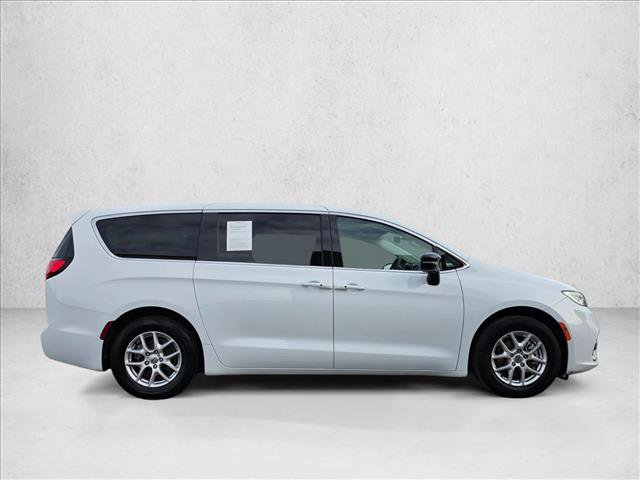 Used 2024 Chrysler Pacifica Touring-L FWD image 6