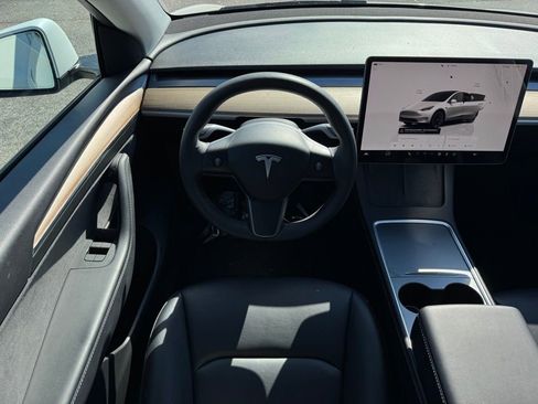 Used 2022 Tesla Model Y Long Range image 13