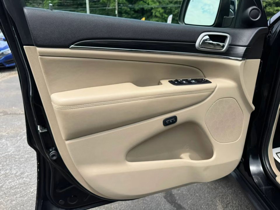 Used 2019 Jeep Grand Cherokee Limited AWD/4WD image 12
