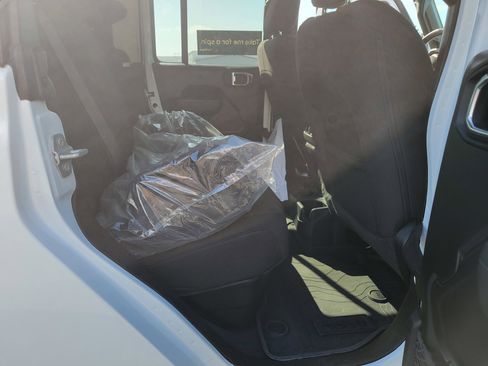 Used 2022 Jeep Gladiator Willys image 30