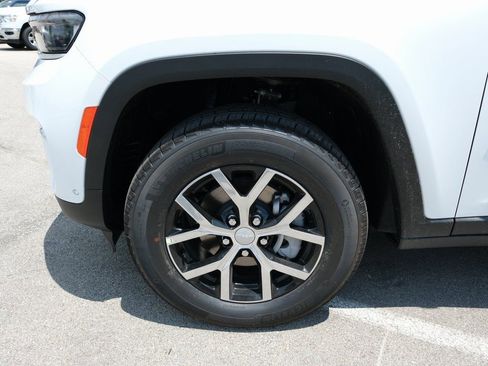 New 2025 Jeep Grand Cherokee Limited w/ Luxury Tech Group II AWD/4WD image 14