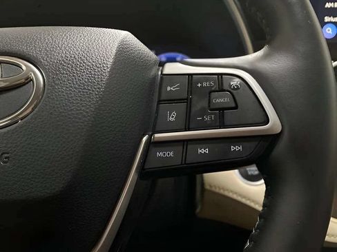 Used 2024 Toyota Highlander Limited AWD/4WD image 32