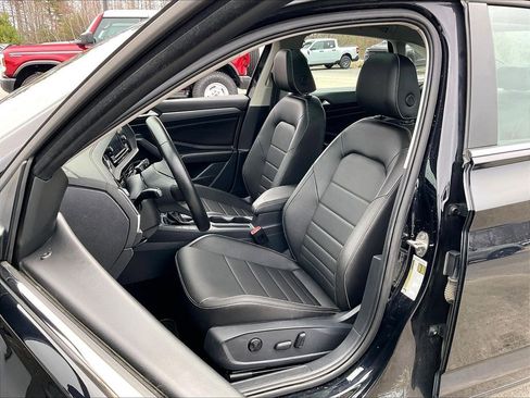 Used 2023 Volkswagen Jetta SE FWD image 9