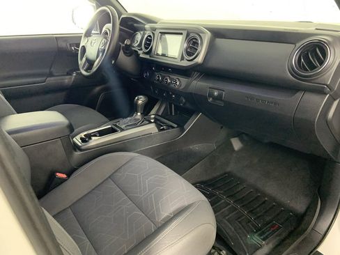 Used 2016 Toyota Tacoma TRD Off-Road image 17