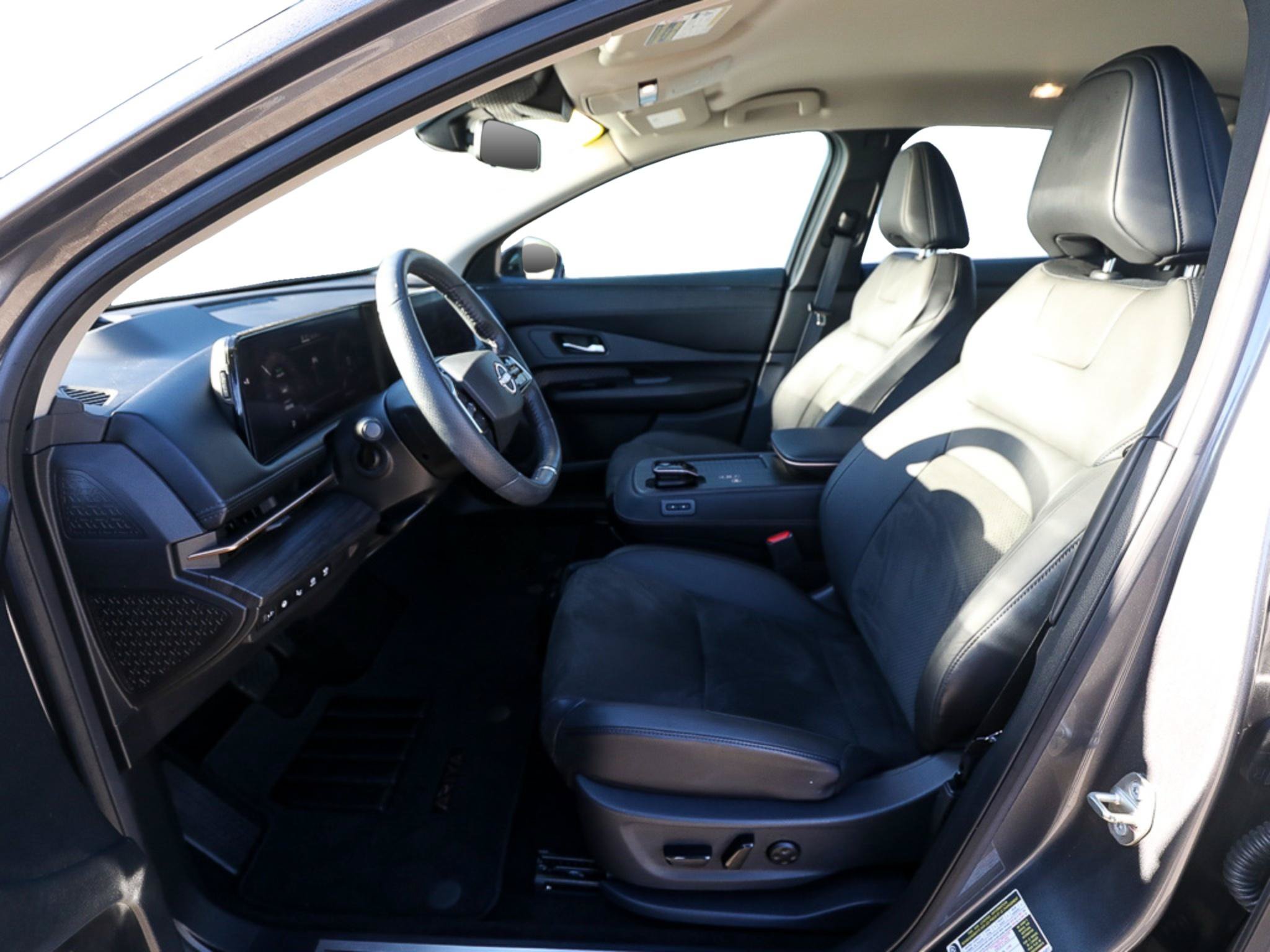 Used 2023 Nissan Ariya AWD image 12