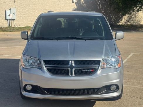 Used 2019 Dodge Grand Caravan SXT image 3