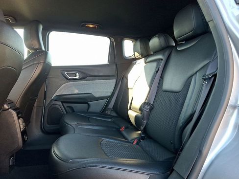 Used 2024 Jeep Compass Latitude image 10