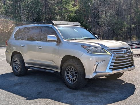 Used 2017 Lexus LX 570 4WD w/ Luxury Package image 11