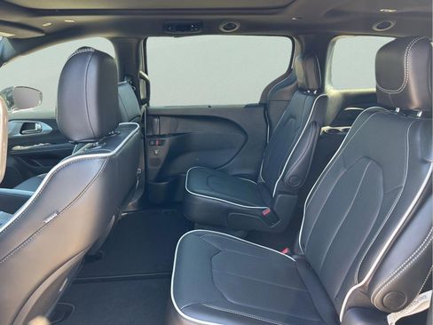 New 2026 Chrysler Pacifica Limited FWD image 10