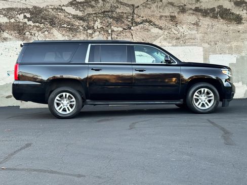 Used 2019 Chevrolet Suburban LT image 3