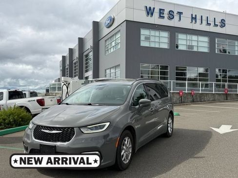Used 2022 Chrysler Pacifica Touring-L FWD image 1