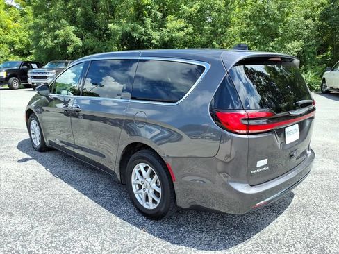 Used 2023 Chrysler Pacifica Touring-L FWD image 3