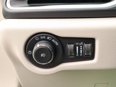 Used 2022 Chrysler Pacifica Touring-L image 16