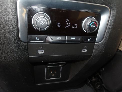 Used 2021 Chevrolet Tahoe Premier w/ Premium Package image 18