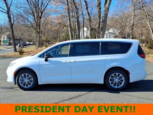 New 2026 Chrysler Pacifica Select image 4