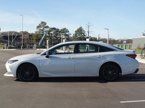 Used 2019 Toyota Avalon XSE image 13