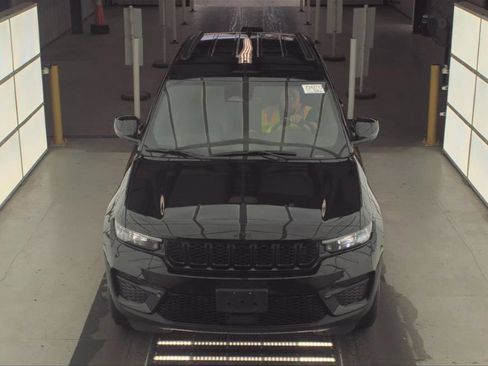 Used 2025 Jeep Grand Cherokee Altitude image 8