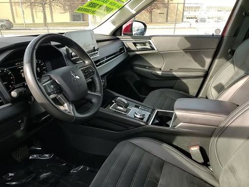 Used 2024 Mitsubishi Outlander SE image 9
