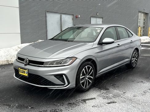 Certified 2025 Volkswagen Jetta SE image 3