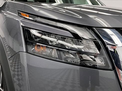 Used 2025 Nissan Pathfinder Platinum image 33
