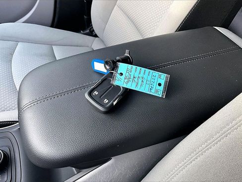 Used 2023 GMC Terrain SLE image 10