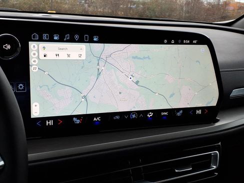 Used 2025 Chevrolet Traverse LT w/ Driver Confidence Package image 7