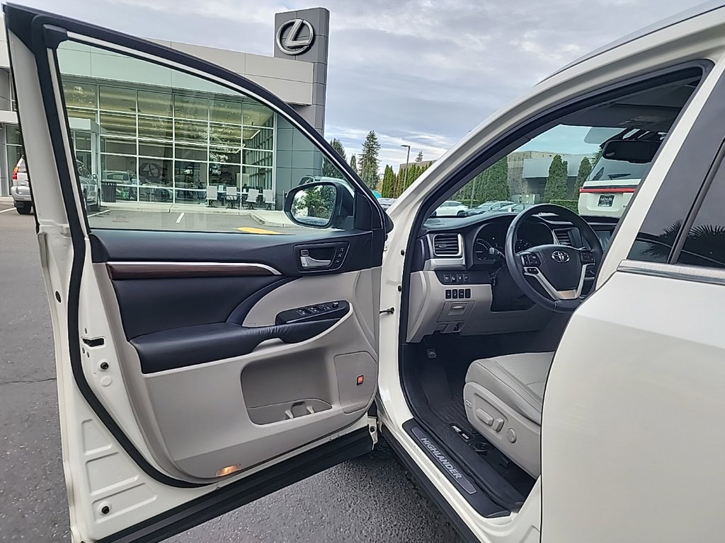 Used 2016 Toyota Highlander Limited Platinum AWD/4WD image 9
