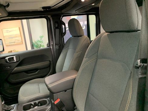 Used 2025 Jeep Wrangler Unlimited Sahara image 8