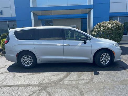Used 2024 Chrysler Pacifica Touring-L FWD image 8