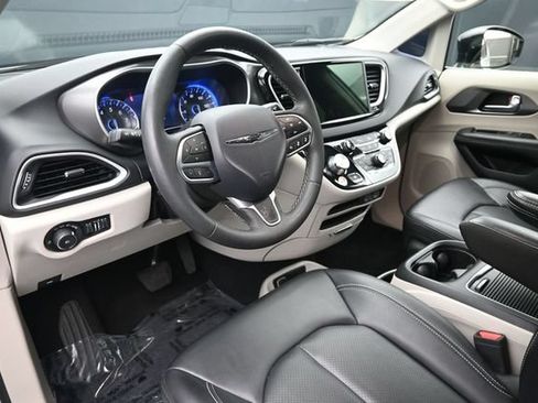 Used 2024 Chrysler Pacifica Touring-L FWD image 12
