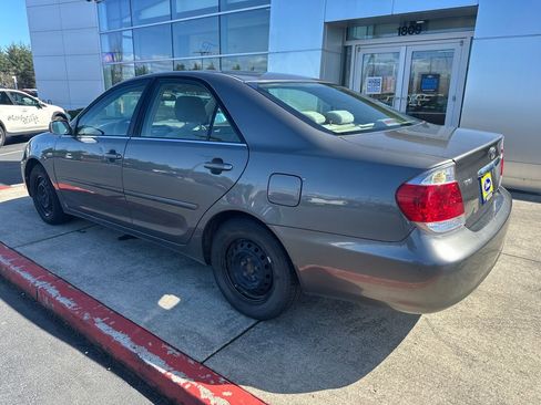 Used 2005 Toyota Camry LE image 2
