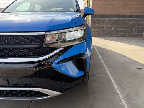 Used 2022 Volkswagen Taos SE w/ Panoramic Sunroof Package image 11