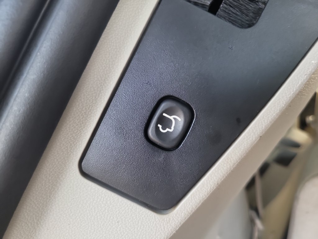Used 2016 Chrysler Town & Country Touring-L FWD image 8