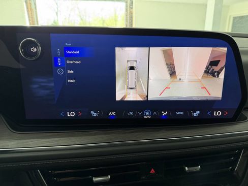 Used 2025 Chevrolet Suburban Z71 image 36