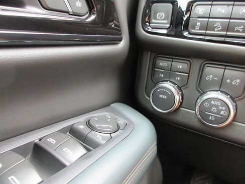 Used 2025 GMC Yukon AT4 w/ AT4 Premium Package AWD/4WD image 31