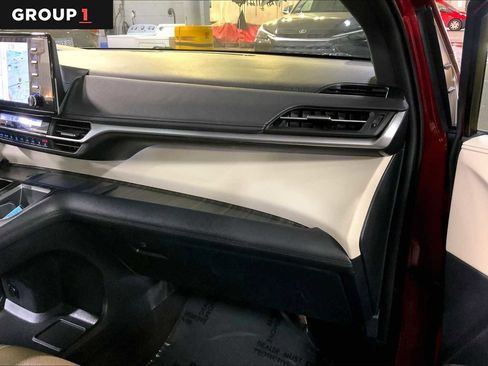 Certified 2022 Toyota Sienna Limited image 18