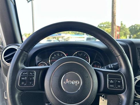 Used 2018 Jeep Wrangler Sahara w/ Connectivity Group AWD/4WD image 15