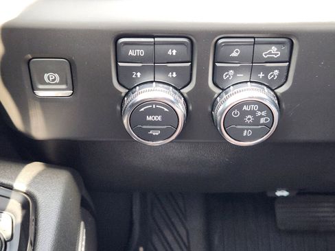 Used 2024 GMC Sierra 1500 AT4 w/ Technology Package AWD/4WD image 18