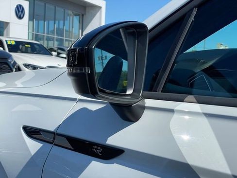 Used 2022 Volkswagen Tiguan SE R-Line image 28