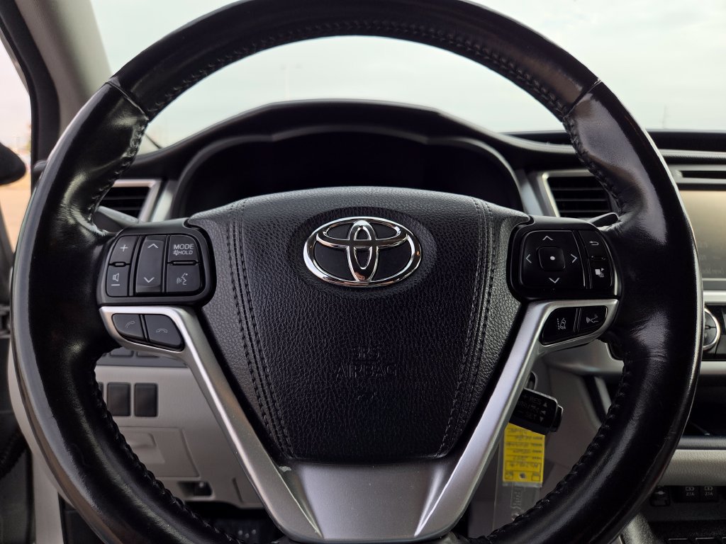 Used 2017 Toyota Highlander Plus AWD/4WD image 30