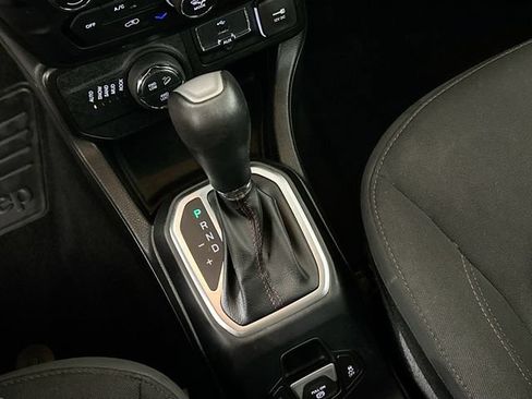 Used 2023 Jeep Renegade Trailhawk AWD/4WD image 15