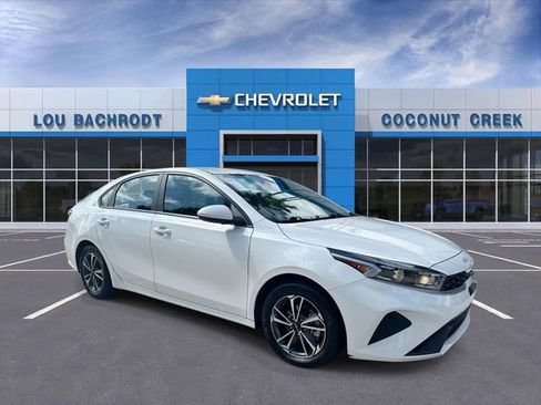 Used 2023 Kia Forte LXS image 2