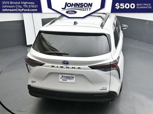 Used 2024 Toyota Sienna XLE FWD image 25