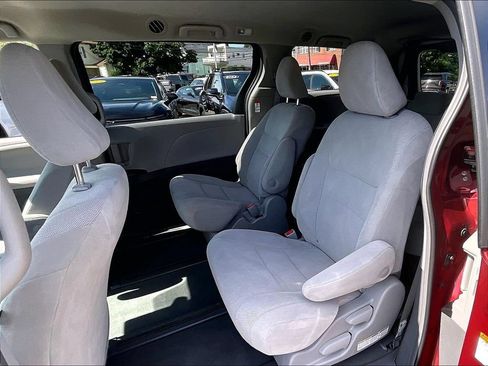 Used 2019 Toyota Sienna L w/ Carpet Mat Package FWD image 12