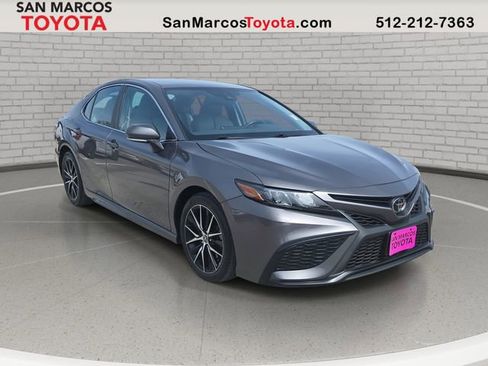 Used 2022 Toyota Camry SE image 3