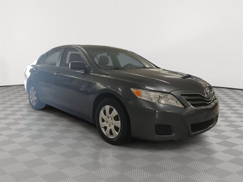 Used 2010 Toyota Camry LE FWD image 4