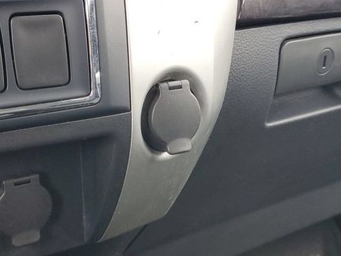 Used 2017 Nissan Titan SV AWD/4WD image 25